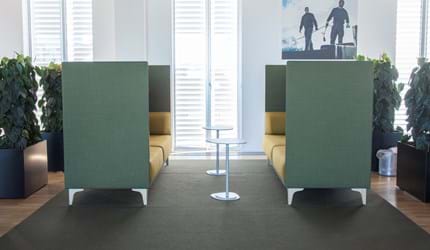 løst tæppe i filt på kontor